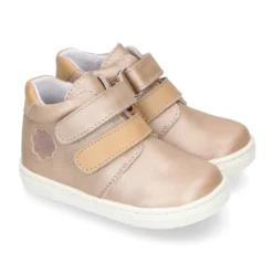 Botita niños tipo zapatilla OKAA CASUAL con cierre adherente en piel LAMINADA VISÓN.