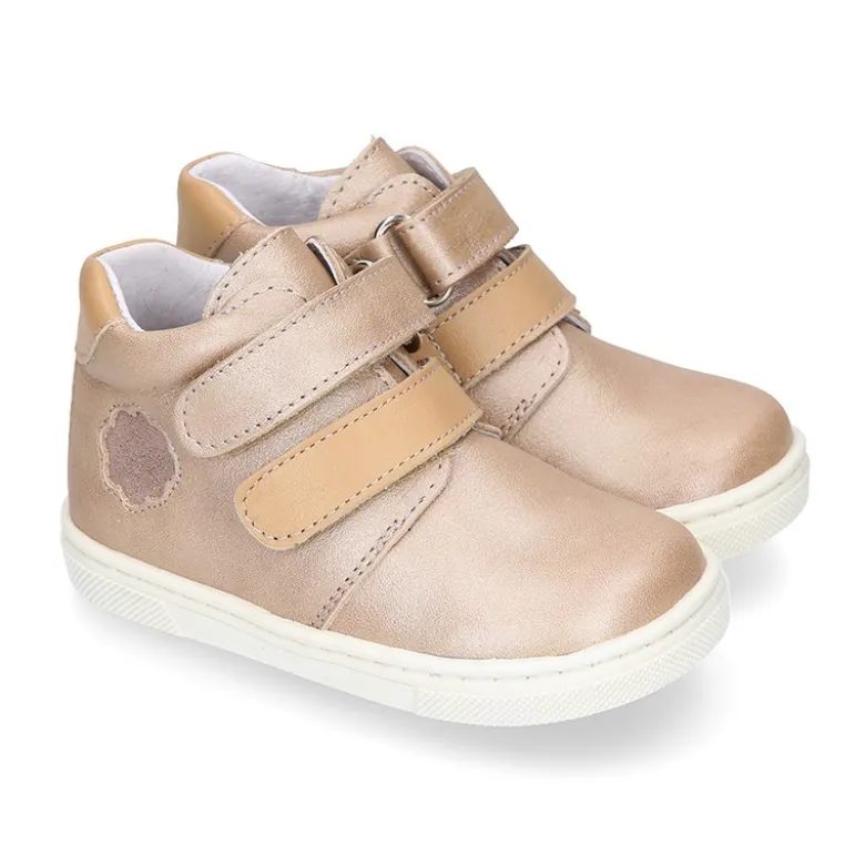Botita niños tipo zapatilla OKAA CASUAL con cierre adherente en piel LAMINADA VISÓN.