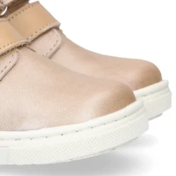 Botita niños tipo zapatilla OKAA CASUAL con cierre adherente en piel LAMINADA VISÓN.