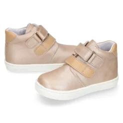 Botita niños tipo zapatilla OKAA CASUAL con cierre adherente en piel LAMINADA VISÓN.