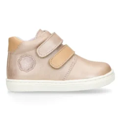 Botita niños tipo zapatilla OKAA CASUAL con cierre adherente en piel LAMINADA VISÓN.