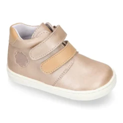 Botita niños tipo zapatilla OKAA CASUAL con cierre adherente en piel LAMINADA VISÓN.