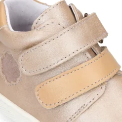 Botita niños tipo zapatilla OKAA CASUAL con cierre adherente en piel LAMINADA VISÓN.