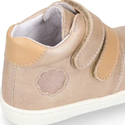 Botita niños tipo zapatilla OKAA CASUAL con cierre adherente en piel LAMINADA VISÓN.