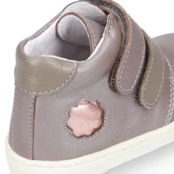 Botita niños tipo zapatilla OKAA CASUAL con cierre adherente en piel LAMINADA.