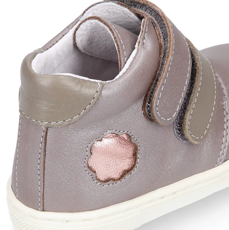Botita niños tipo zapatilla OKAA CASUAL con cierre adherente en piel LAMINADA.