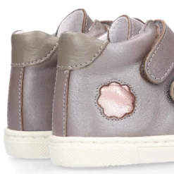 Botita niños tipo zapatilla OKAA CASUAL con cierre adherente en piel LAMINADA.