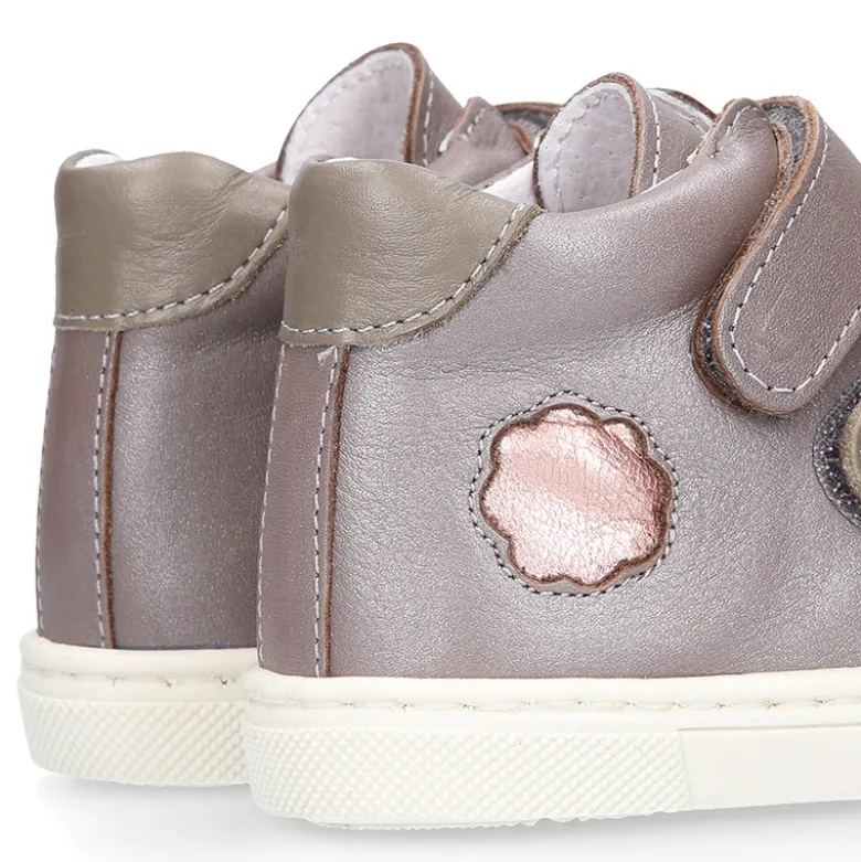 Botita niños tipo zapatilla OKAA CASUAL con cierre adherente en piel LAMINADA.