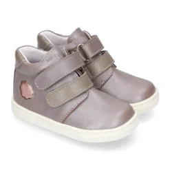 Botita niños tipo zapatilla OKAA CASUAL con cierre adherente en piel LAMINADA.
