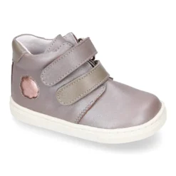 Botita niños tipo zapatilla OKAA CASUAL con cierre adherente en piel LAMINADA.
