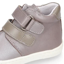 Botita niños tipo zapatilla OKAA CASUAL con cierre adherente en piel LAMINADA.