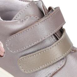 Botita niños tipo zapatilla OKAA CASUAL con cierre adherente en piel LAMINADA.