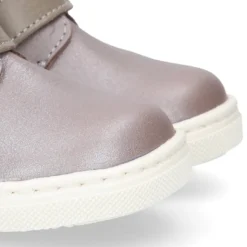 Botita niños tipo zapatilla OKAA CASUAL con cierre adherente en piel LAMINADA.