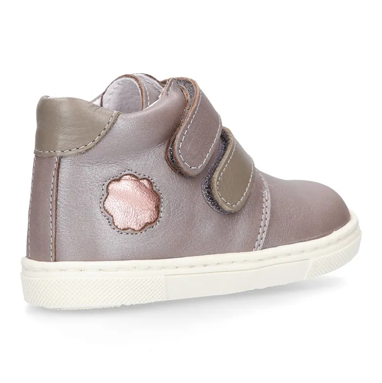 Botita niños tipo zapatilla OKAA CASUAL con cierre adherente en piel LAMINADA.