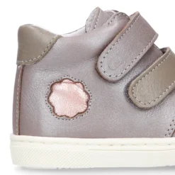 Botita niños tipo zapatilla OKAA CASUAL con cierre adherente en piel LAMINADA.