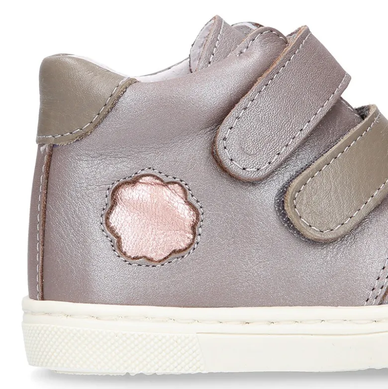 Botita niños tipo zapatilla OKAA CASUAL con cierre adherente en piel LAMINADA.