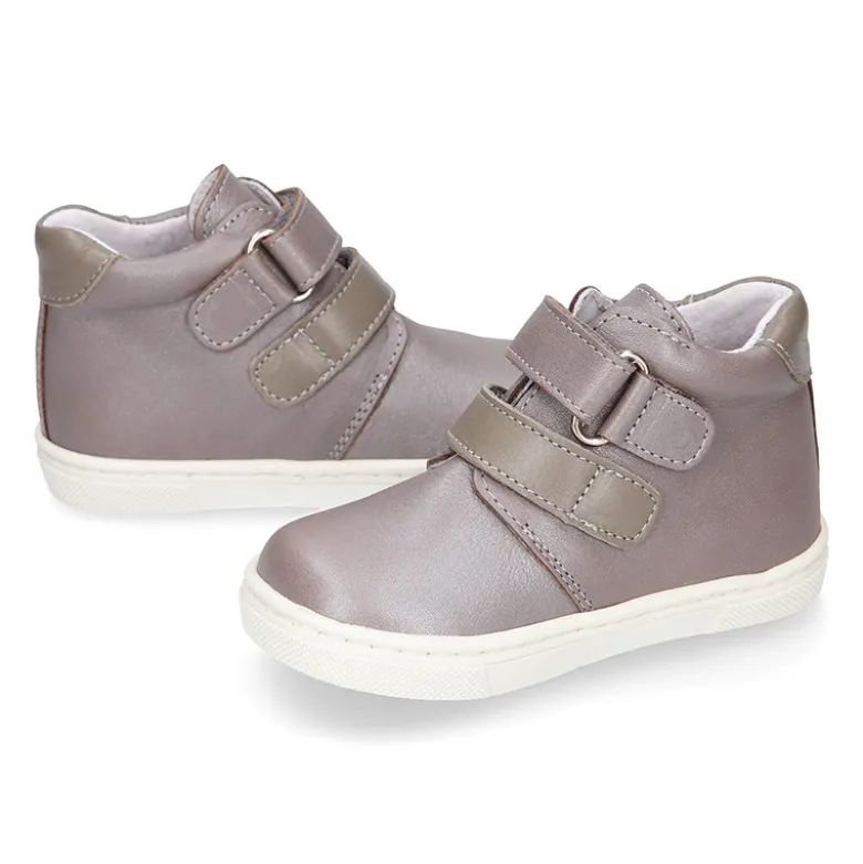 Botita niños tipo zapatilla OKAA CASUAL con cierre adherente en piel LAMINADA.