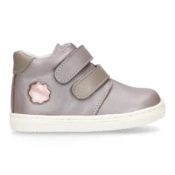 Botita niños tipo zapatilla OKAA CASUAL con cierre adherente en piel LAMINADA.
