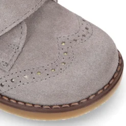 Botita niño vestir sin cordones con PICADOS en piel serraje.