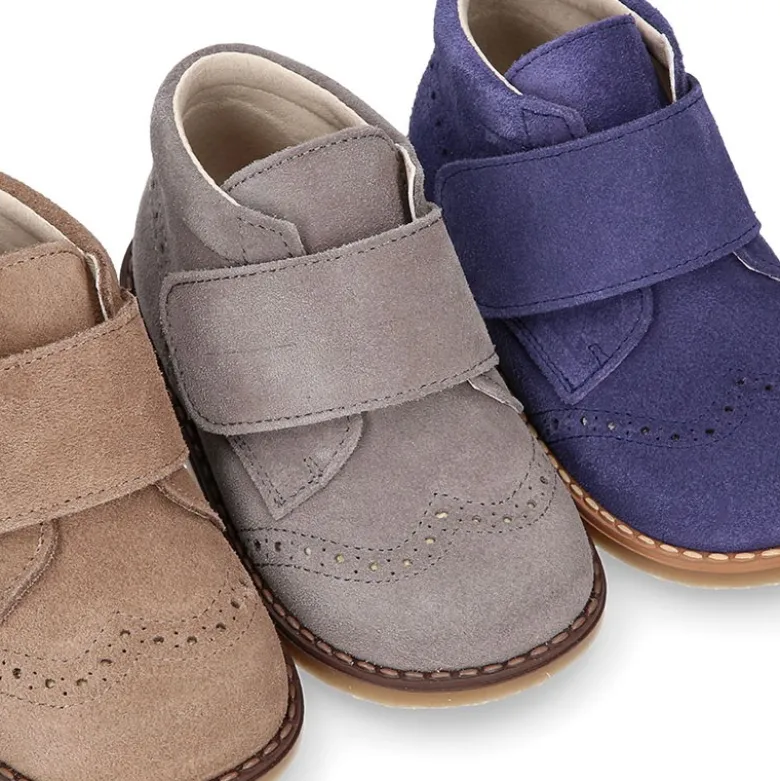 Botita niño vestir sin cordones con PICADOS en piel serraje.