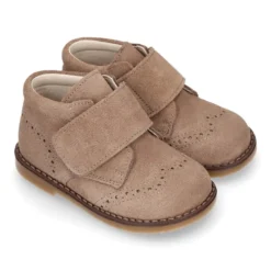 Botita niño vestir sin cordones con PICADOS en piel serraje.