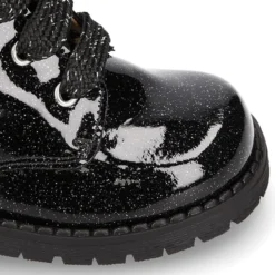 Botita ROCKERA niña con cordones metalizados en charol NEGRO.