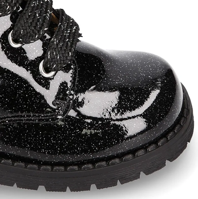 Botita ROCKERA niña con cordones metalizados en charol NEGRO.