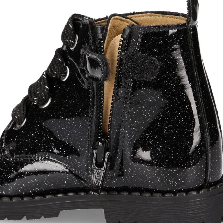 Botita ROCKERA niña con cordones metalizados en charol NEGRO.