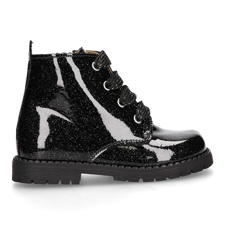 Botita ROCKERA niña con cordones metalizados en charol NEGRO.