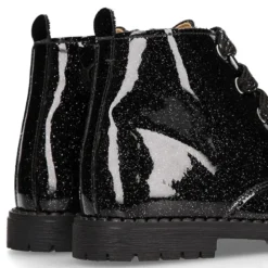Botita ROCKERA niña con cordones metalizados en charol NEGRO.