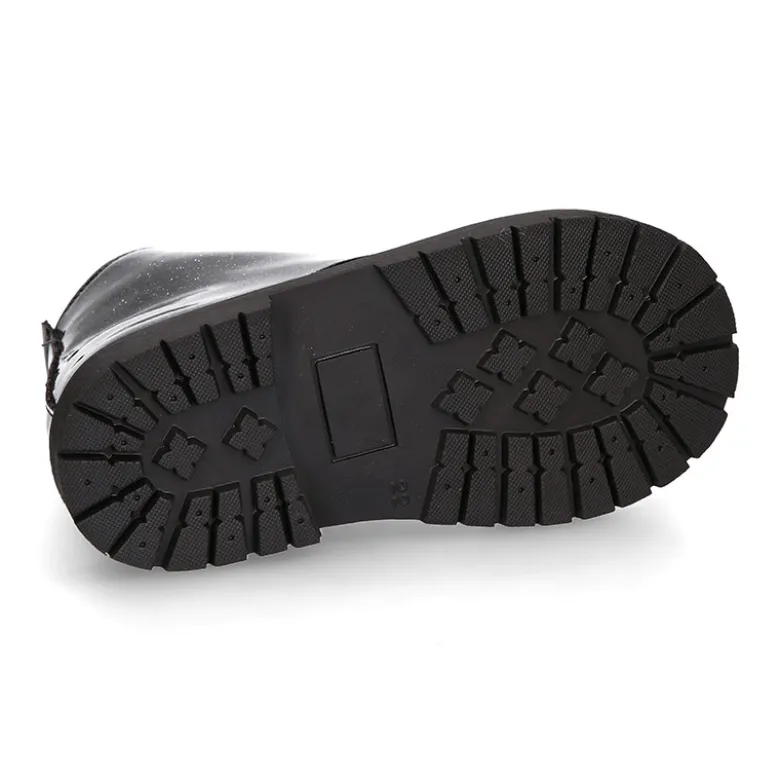 Botita ROCKERA niña con cordones metalizados en charol NEGRO.