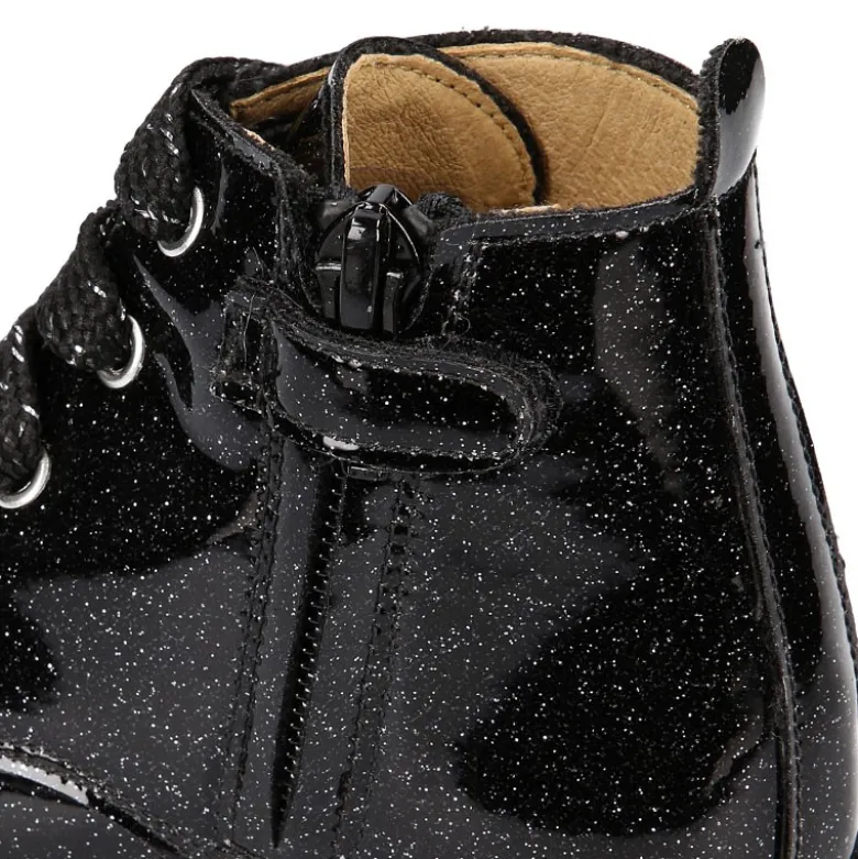 Botita ROCKERA niña con cordones metalizados en charol NEGRO.
