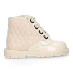 Botita ROCKERA niña con cordones metalizados en piel charol BEIGE.