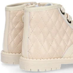 Botita ROCKERA niña con cordones metalizados en piel charol BEIGE.