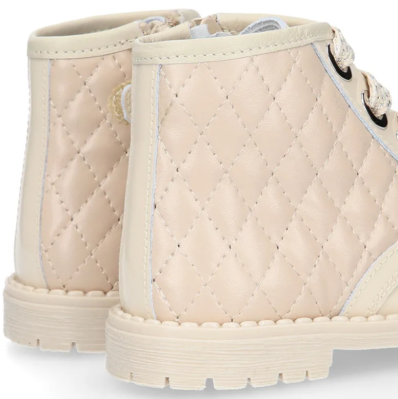 Botita ROCKERA niña con cordones metalizados en piel charol BEIGE.