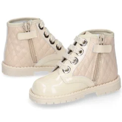Botita ROCKERA niña con cordones metalizados en piel charol BEIGE.