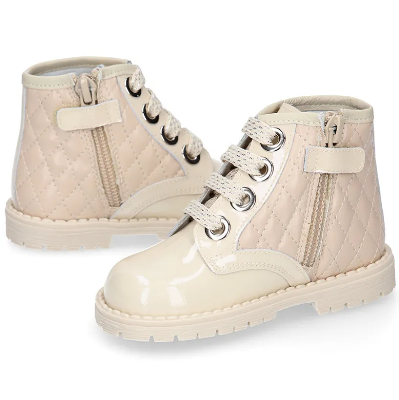 Botita ROCKERA niña con cordones metalizados en piel charol BEIGE.