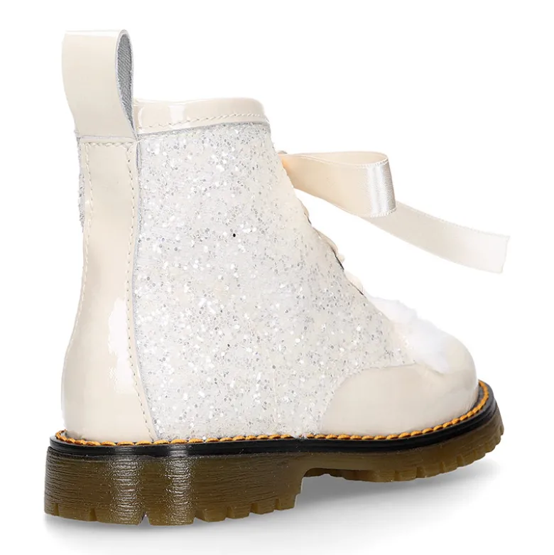 Botita ROCKERA niña lengüeta pelo y lazos seda en piel charol con GLITTER MARFIL.