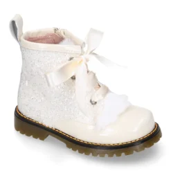 Botita ROCKERA niña lengüeta pelo y lazos seda en piel charol con GLITTER MARFIL.
