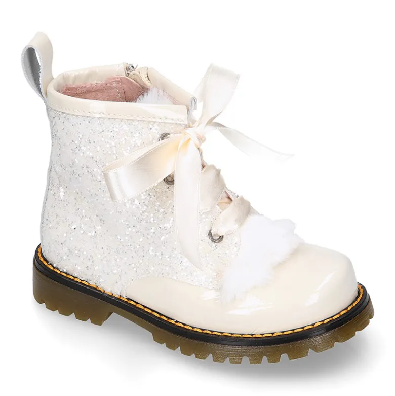 Botita ROCKERA niña lengüeta pelo y lazos seda en piel charol con GLITTER MARFIL.