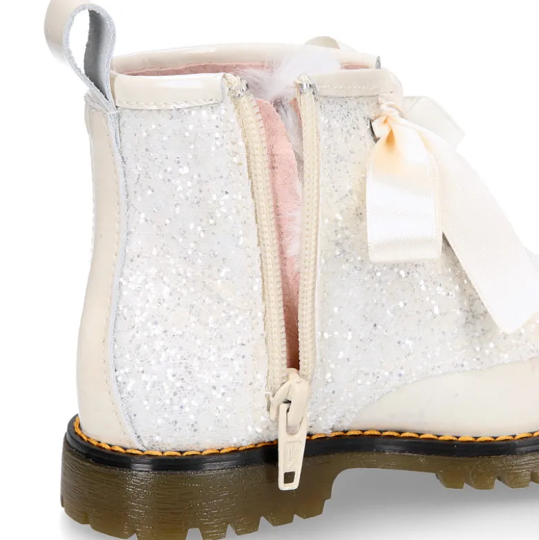 Botita ROCKERA niña lengüeta pelo y lazos seda en piel charol con GLITTER MARFIL.