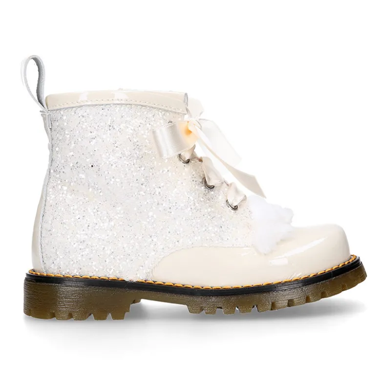 Botita ROCKERA niña lengüeta pelo y lazos seda en piel charol con GLITTER MARFIL.