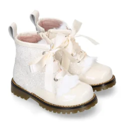 Botita ROCKERA niña lengüeta pelo y lazos seda en piel charol con GLITTER MARFIL.