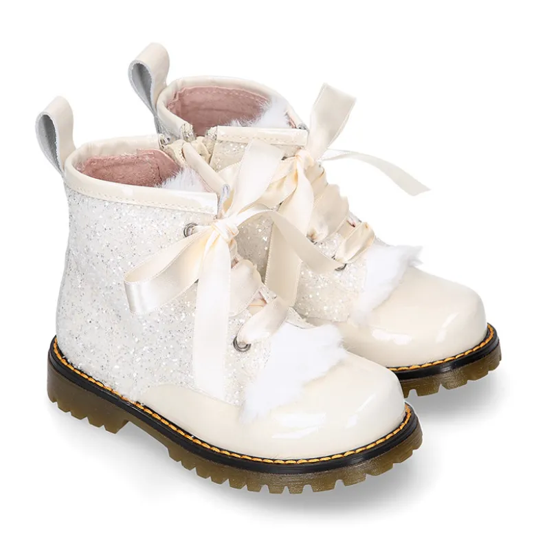 Botita ROCKERA niña lengüeta pelo y lazos seda en piel charol con GLITTER MARFIL.