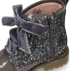 Botita rockera para niña con lazos de terciopelo en piel charol de colores con Glitter