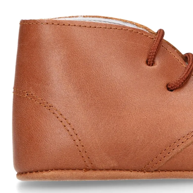 Botita Safari bebé con cordones en piel Napa suave en color CUERO.