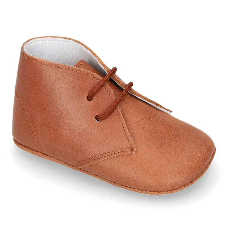 Botita Safari bebé con cordones en piel Napa suave en color CUERO.