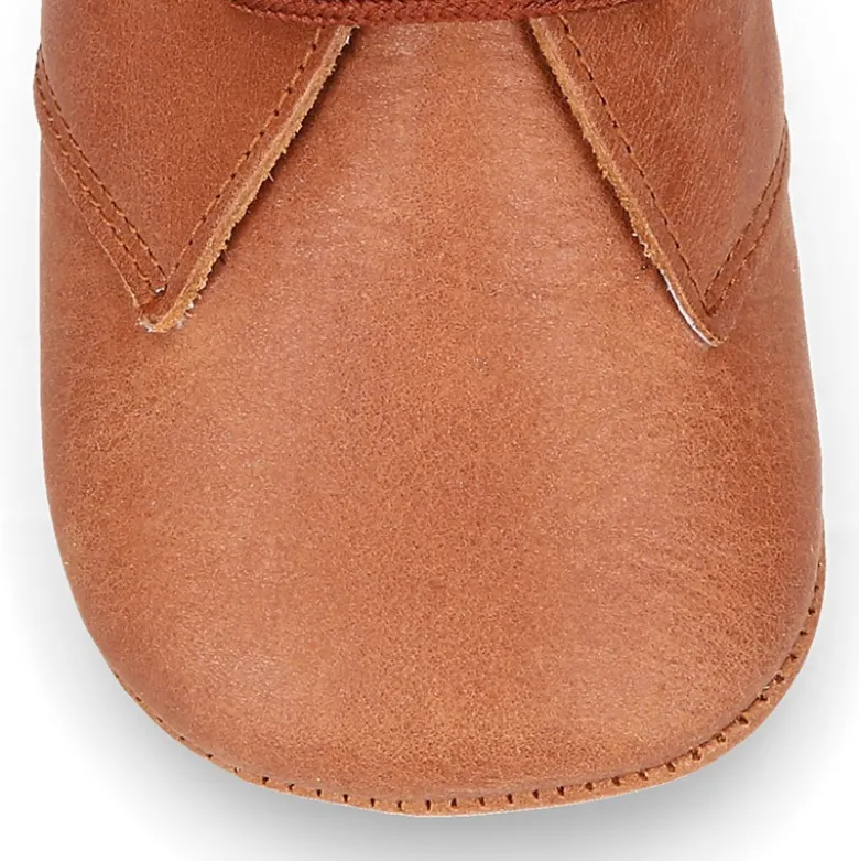 Botita Safari bebé con cordones en piel Napa suave en color CUERO.