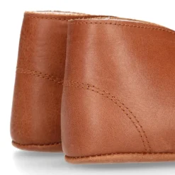Botita Safari bebé con cordones en piel Napa suave en color CUERO.