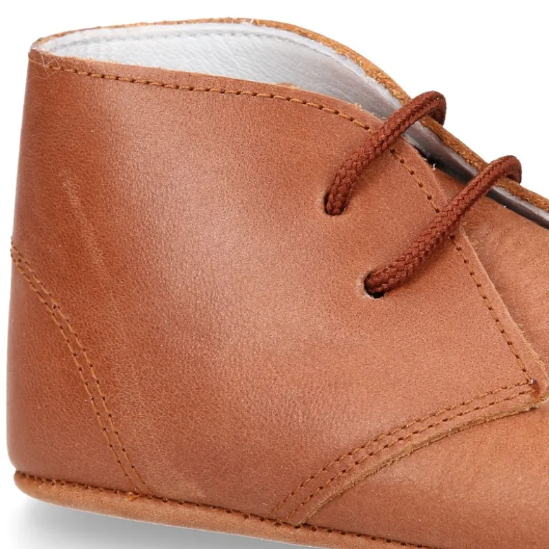 Botita Safari bebé con cordones en piel Napa suave en color CUERO.